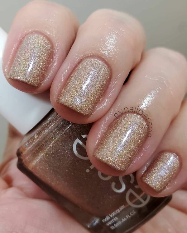 Nail polish swatch / manicure of shade essie Of quartz