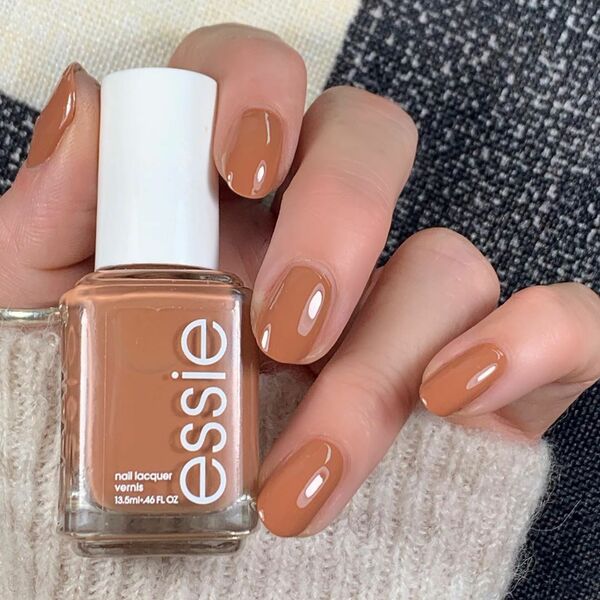 Nail polish swatch / manicure of shade essie Cliff hanger