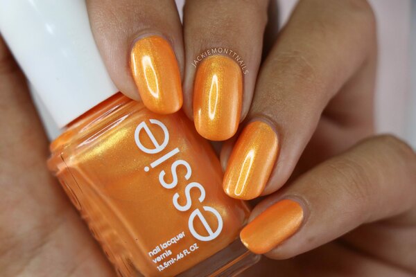 Nail polish swatch / manicure of shade essie Don't Be Spotted