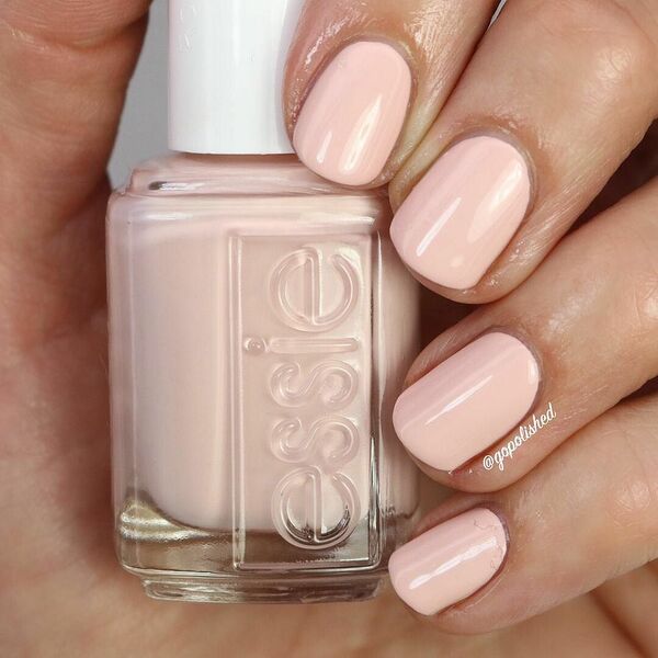 Nail polish swatch / manicure of shade essie Stirring secrets