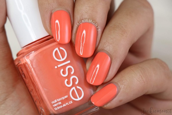 Nail polish swatch / manicure of shade essie Check in to check out