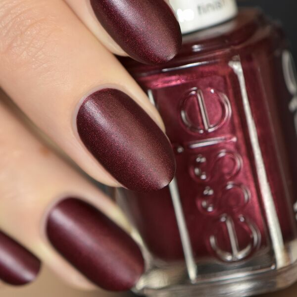 Nail polish swatch / manicure of shade essie Ace of shades