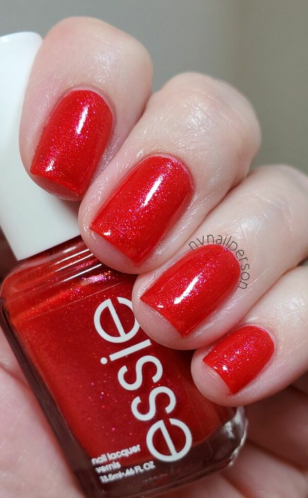 Nail polish swatch / manicure of shade essie Summer-sault