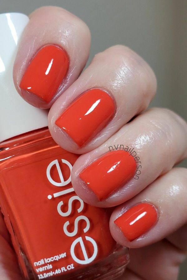 Nail polish swatch / manicure of shade essie Feelin' poppy