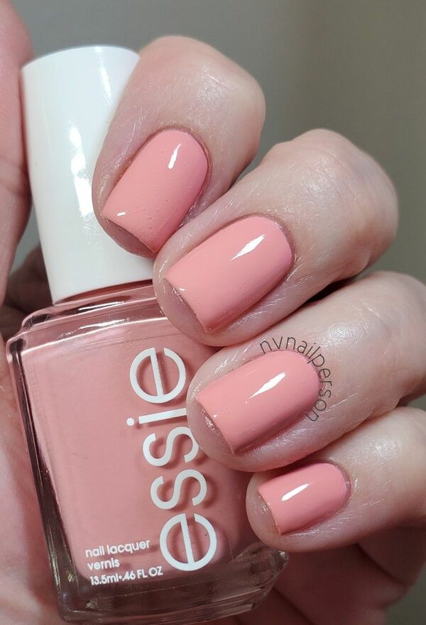 Nail polish swatch / manicure of shade essie Everything's rosy