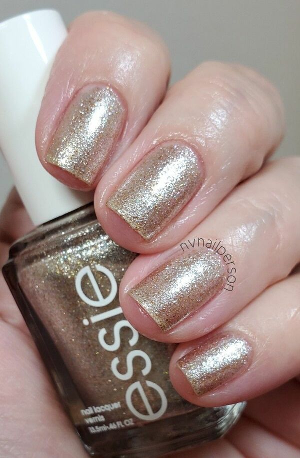 Nail polish swatch / manicure of shade essie So stellar