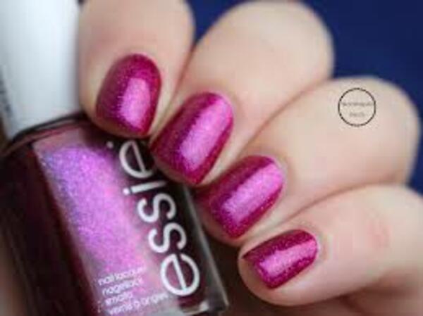 Nail polish swatch / manicure of shade essie Head over wheels
