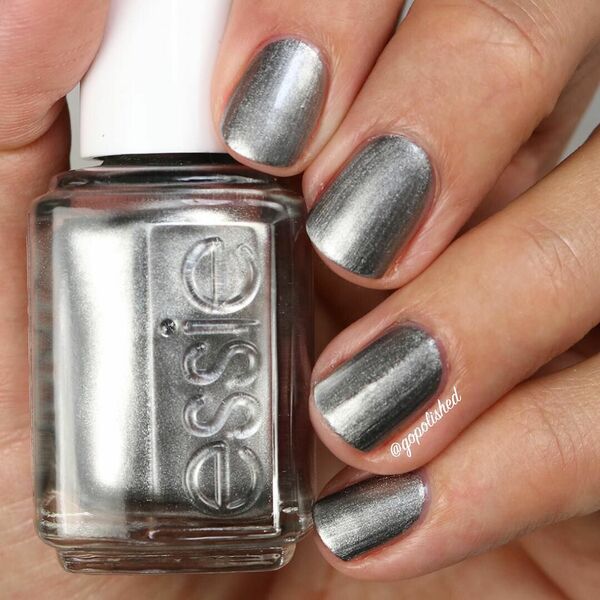 Nail polish swatch / manicure of shade essie Empire shade of mind