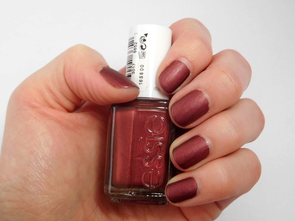 Nail polish swatch / manicure of shade essie Game theory