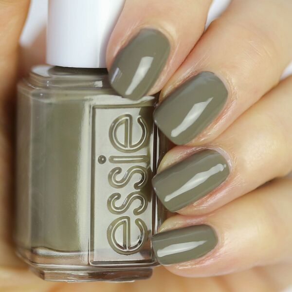 Nail polish swatch / manicure of shade essie Exposed