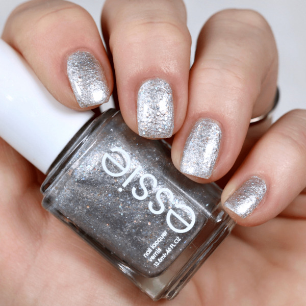 Nail polish swatch / manicure of shade essie Making spirits bright