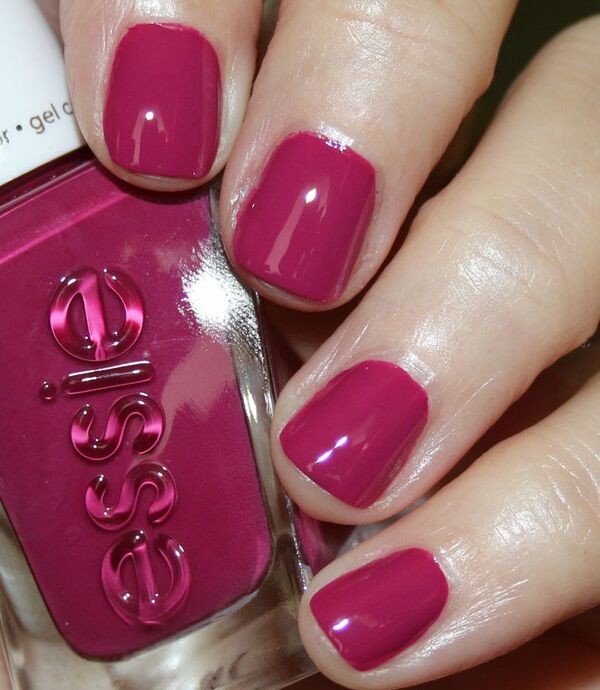 Nail polish swatch / manicure of shade essie Set the seam