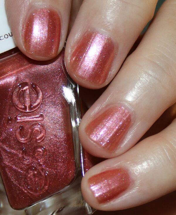 Nail polish swatch / manicure of shade essie Sequ-in the know