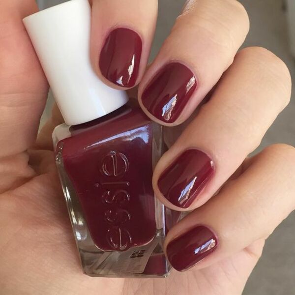 Nail polish swatch / manicure of shade essie Gala-vanting