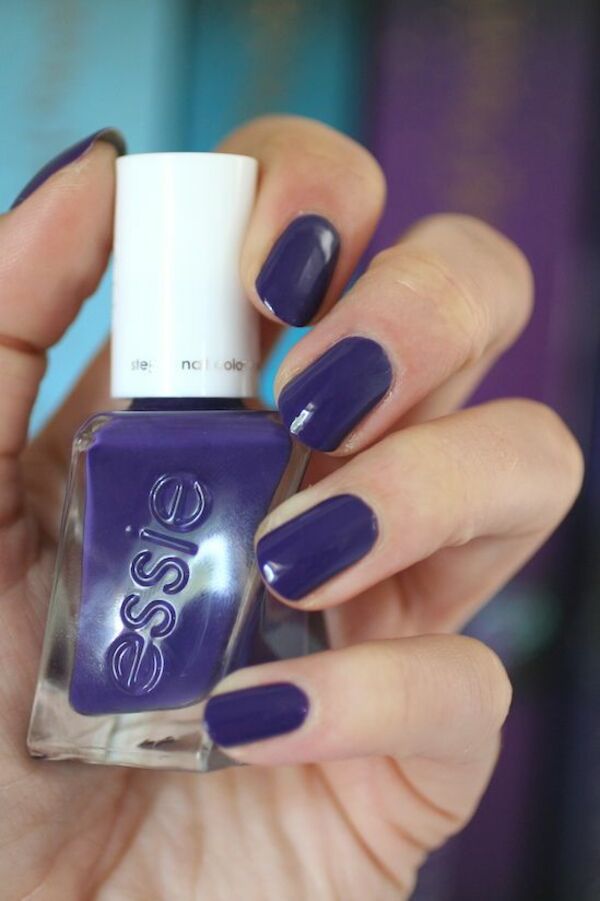 Nail polish swatch / manicure of shade essie Beau-tie