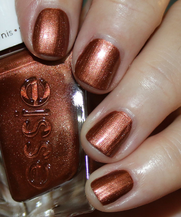 Nail polish swatch / manicure of shade essie Sun-day style