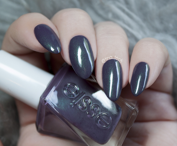 Nail polish swatch / manicure of shade essie Twill seeker