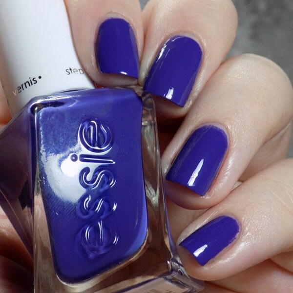 Nail polish swatch / manicure of shade essie Find me a mani-nequin