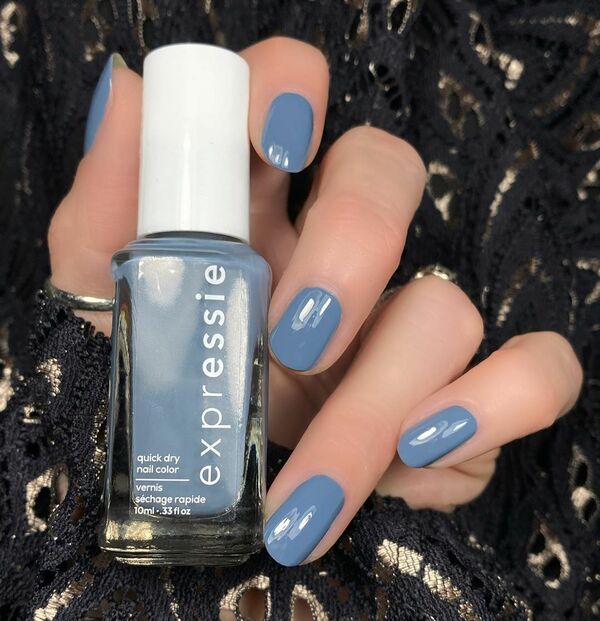 Nail polish swatch / manicure of shade essie Air dry