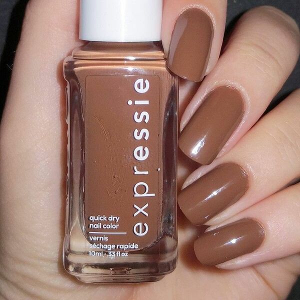 Nail polish swatch / manicure of shade essie Cold brew crew