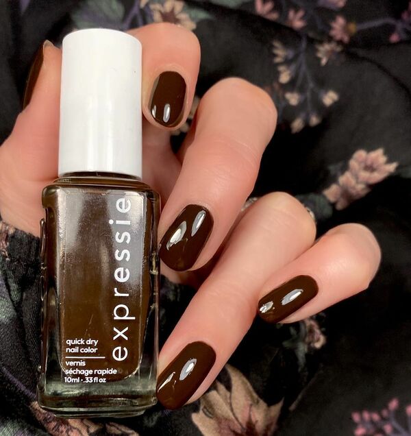 Nail polish swatch / manicure of shade essie Take the espresso