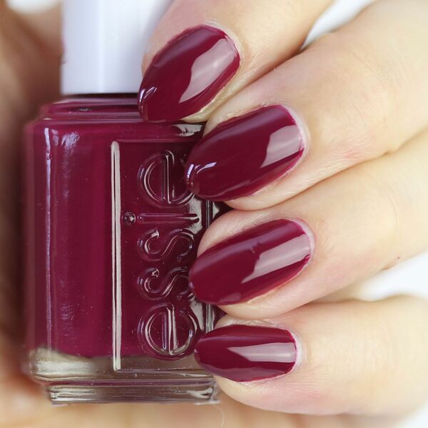 Nail polish swatch / manicure of shade essie Knee-high life