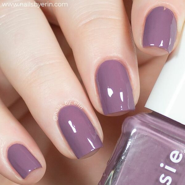 Nail polish swatch / manicure of shade essie Get a Mauve On