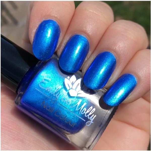 Nail polish swatch / manicure of shade Emily de Molly Empty Journal