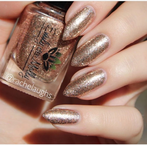 Nail polish swatch / manicure of shade Emily de Molly Chrome Buttons