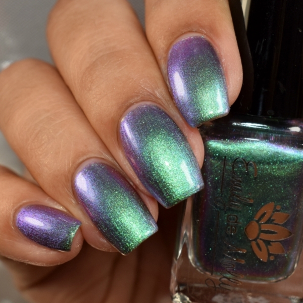 Nail polish swatch / manicure of shade Emily de Molly Near and Far