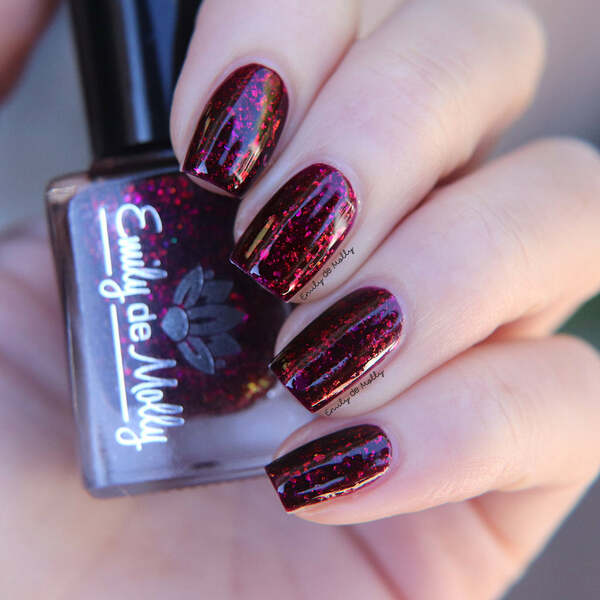 Nail polish swatch / manicure of shade Emily de Molly LE 161