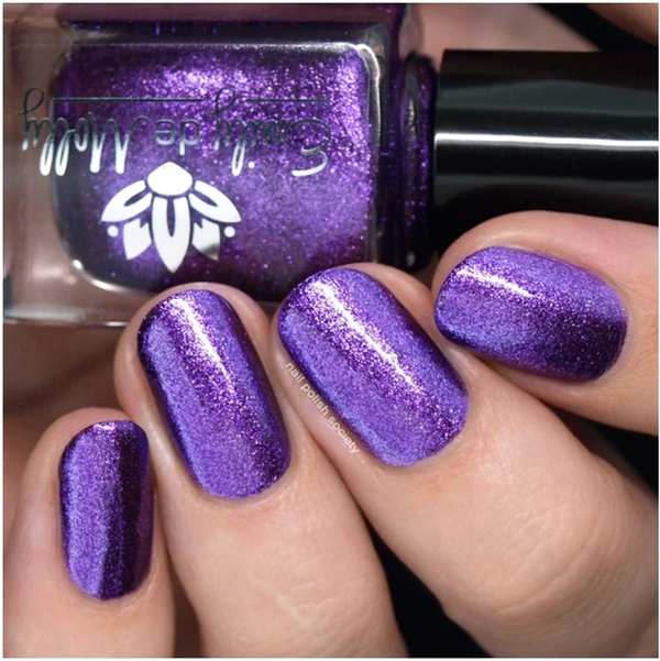 Nail polish swatch / manicure of shade Emily de Molly Undeterred