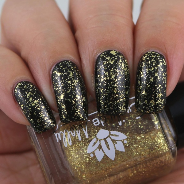 Nail polish swatch / manicure of shade Emily de Molly Chasing Gold