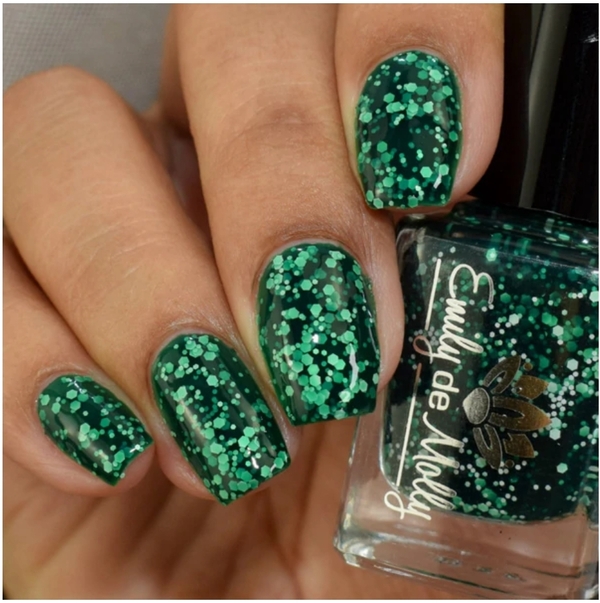 Nail polish swatch / manicure of shade Emily de Molly Green Light