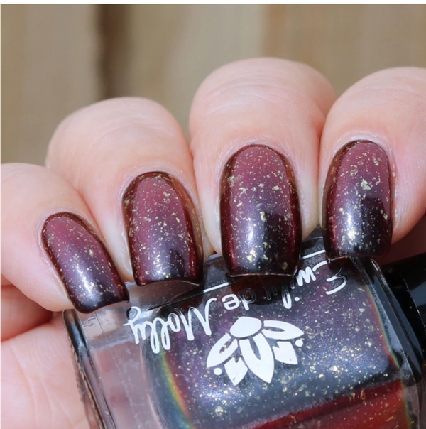 Nail polish swatch / manicure of shade Emily de Molly Here Nor There
