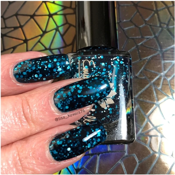 Nail polish swatch / manicure of shade Emily de Molly Mantra