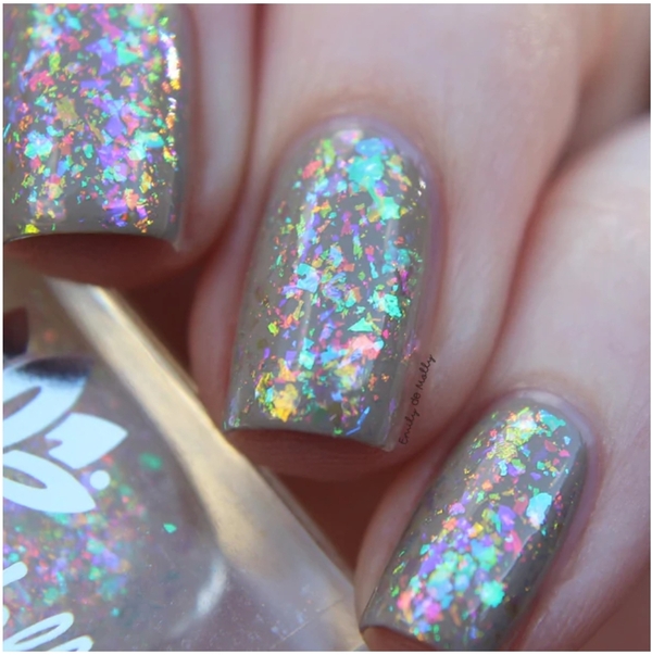 Nail polish swatch / manicure of shade Emily de Molly Cohesion