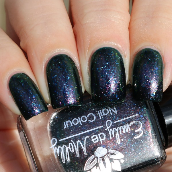 Nail polish swatch / manicure of shade Emily de Molly Lost Direction