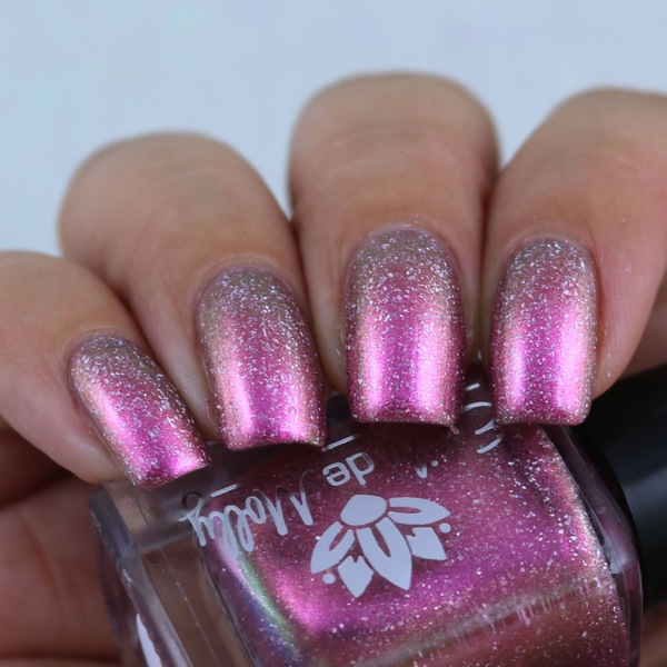 Nail polish swatch / manicure of shade Emily de Molly LE 253