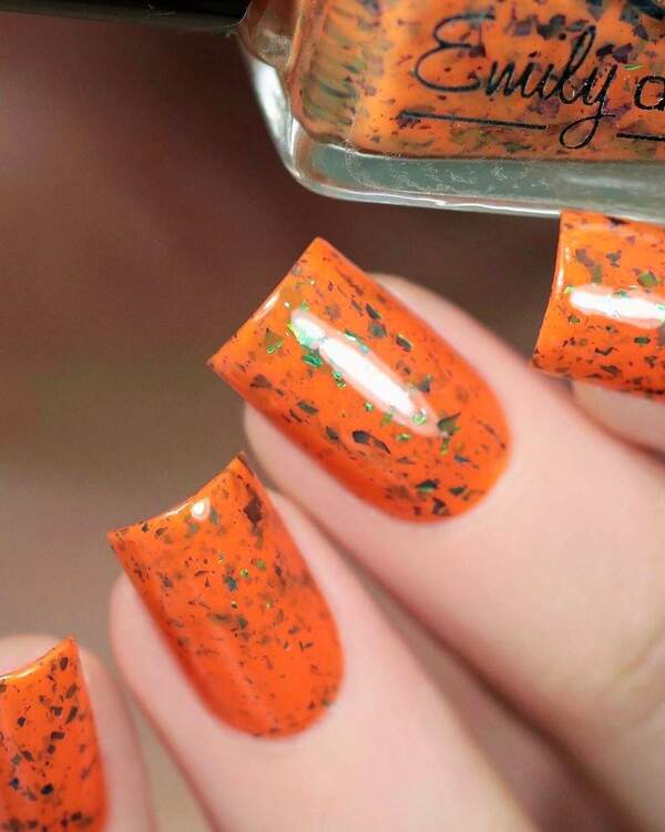 Nail polish swatch / manicure of shade Emily de Molly Mint Mimosa