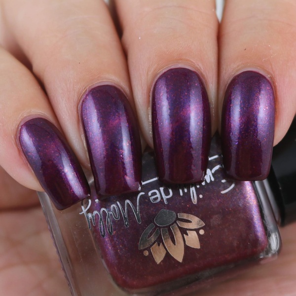 Nail polish swatch / manicure of shade Emily de Molly LE 140