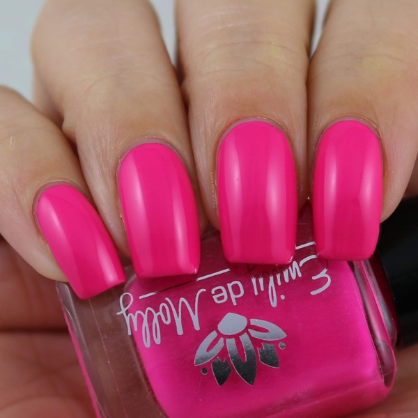 Nail polish swatch / manicure of shade Emily de Molly LE 200