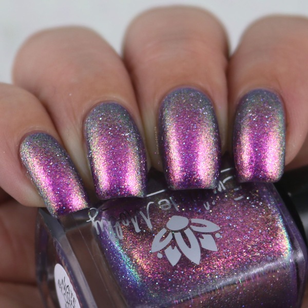 Nail polish swatch / manicure of shade Emily de Molly Late Night Blooms
