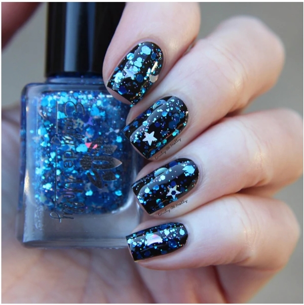 Nail polish swatch / manicure of shade Emily de Molly Blue Moon 2.0