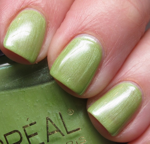 Nail polish swatch / manicure of shade L'Oréal Key Lime