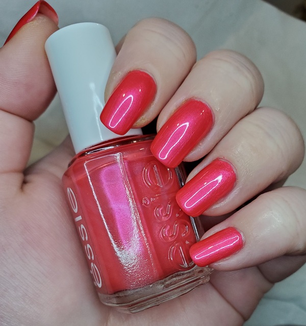 Nail polish swatch / manicure of shade essie Pucker up
