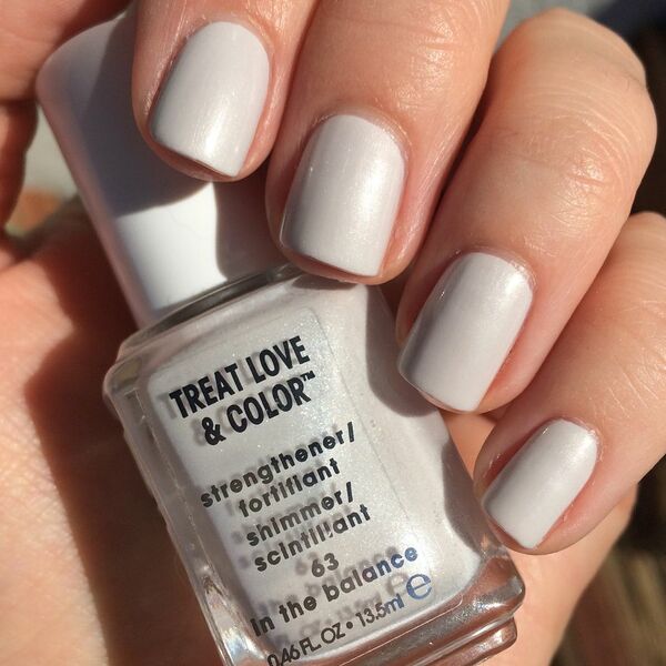 Nail polish swatch / manicure of shade essie In The Balance