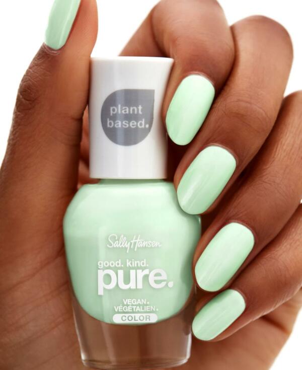 Nail polish swatch / manicure of shade Sally Hansen Mint Refresh