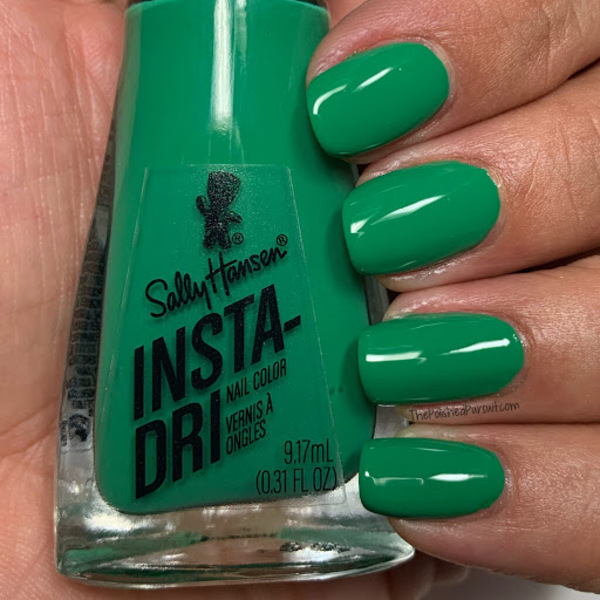 Nail polish swatch / manicure of shade Sally Hansen Hallogreen