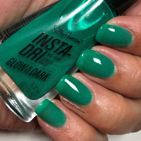 Nail polish swatch / manicure of shade Sally Hansen Hallogreen